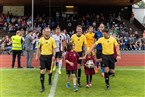 Schiedsrichter Fabian Jürschik führt die Mannschaften aufs Feld.