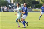 Manuel Mutove schirmt den Ball gegen Jan Bäuerlein ab

 