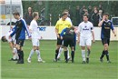 Es war noch keine Minute gespielt, da musste der junges Schiedsrichter schon Matthias Völker (blau, 2) ermahnen.