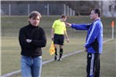 Der neue Trainer der Süder, Michael Wilke, schaut hier noch nicht so glücklich, obwohl er am Ende zufrieden mit der Leistung seiner Mannschaft war. Im Hintergrund Dieter Rebel, der das komplette Ereignis an der Werderau managte. 