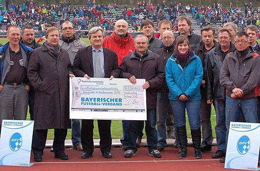 BFV übergibt Bonusschecks