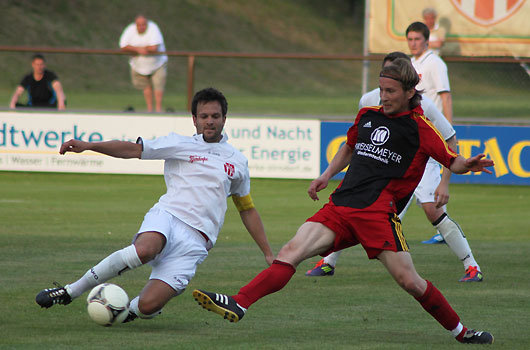 Matchwinner Schuster im Zweikampf