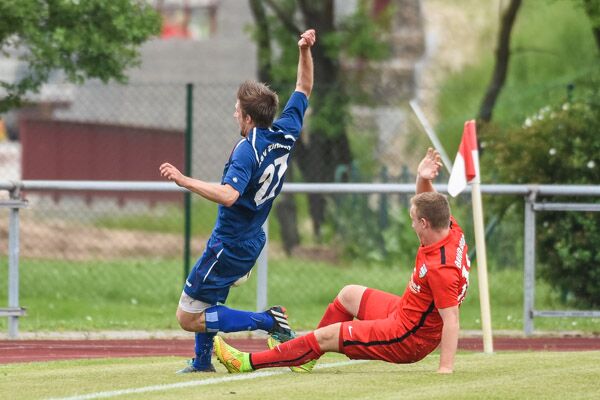 Foul an der Seitenlinie Foul an der Seitenlinie