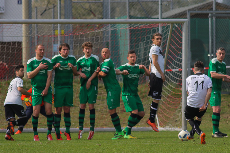 Rosario Castro (in weiß) schob hier den Ball frech unter der grünen Mauer des VfL Nürnberg II hindurch zur 1:0-Führung. | Foto: fussballn.de