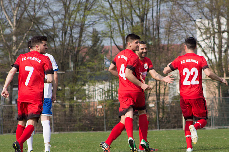 Hier bejubeln Daniel Jovic (l.), Rade Bogunovic (m.) und Mark Jukic (r.) einen Serbia-Treffer. | Foto: Dukic