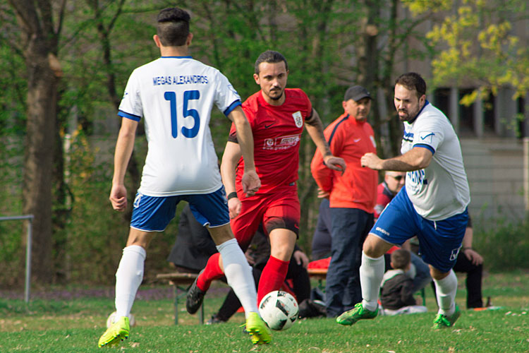 Der FC Serbia (in rot) beherrschte die Partie vor allem in der zweiten Hälfte, nachdem die Griechen in Führung gegangen waren. | Foto: Dukic