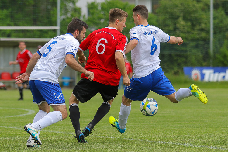 Mit 5:1 gewann der TSV Falkenheim II (in rot) das Rückspiel, nachdem das Hinspiel mit 2:2 Unentschieden endete. | Foto: fussballn.de