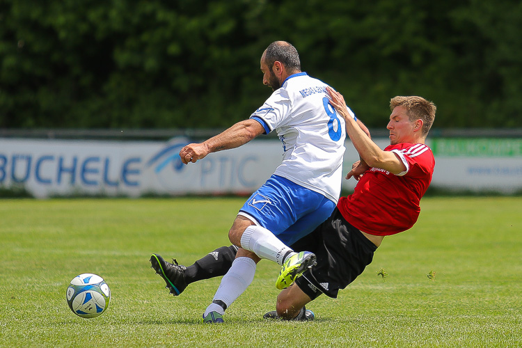 Hier trennte Falco Fischer (in rot, TSV Falkenheim II) Manoles Kotidis (in weiß, GSV Megas Alexandros) fair vom Ball. | Foto: fussballn.de