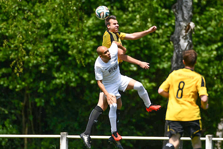 Auch wenn es im Luftkampf ein ungleiches Duell war, am Ende siegte Jesse Horn mit seinen Oberasbachern gegen Tobias Eichner und Weiherhof. | Foto: fussballn.de