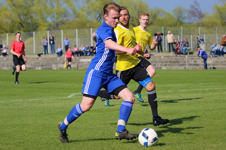 Wie in den vorangegangenen Spielen hatte Schwaig (in gelb) zunächst einmal das Nachsehen. | Foto: fussballn.de