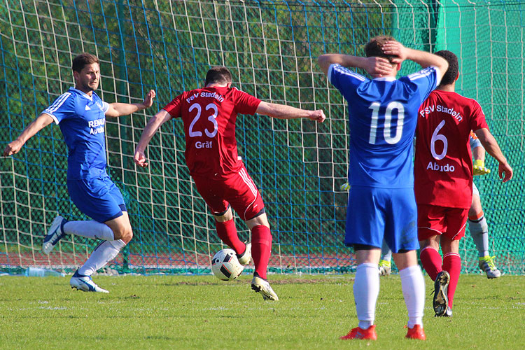 Nach einer Weile übernahm Stadeln das Kommando, Erlangen verteidigte aber auch zu zehnt gut. | Foto: fussballn.de