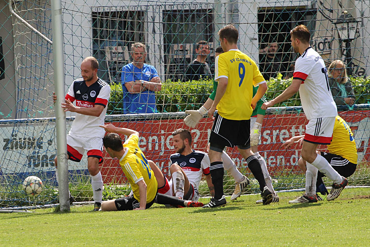 Mit viel Einsatz stocherte Christoph Weber den Ball zum 0:3 über die Linie. | Foto: fussballn.de