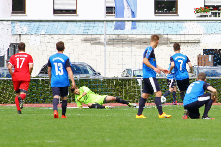 Mit diesem Elfmeter von Jens Reinhardt zum 0:1 fing der Erlanger Traum von der Relegation an zu platzen. | Foto: fussballn.de