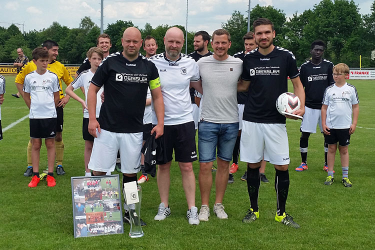 Verabschiedung beim FC Heilsbronn: Schon beim Spiel der 2. Mannschaft sagte drei Akteure "Servus". | Foto: FCH
