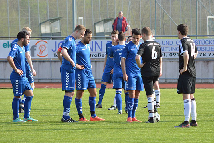 Felix Bauer (Nr. 6) legte sich den Ball zurecht - kurz darauf versenkte er den Freistoß zum 1:1-Ausgleich.