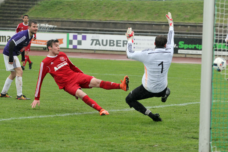 Julian Henke hatte einige Möglichkeiten auf dem Fuß, brachte den Ball aber am starken Steger einfach nicht vorbei. | Foto: fussballn.de