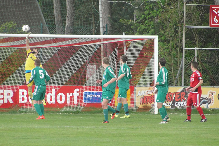 Der ASV Veitsbronn/Siegelsdorf II (in grün) feierte beim FSV Stadeln II einen verdienten 3:0-Erfolg und bleibt weiter in der Spitzengruppe vertreten. | Foto: E. Brunner