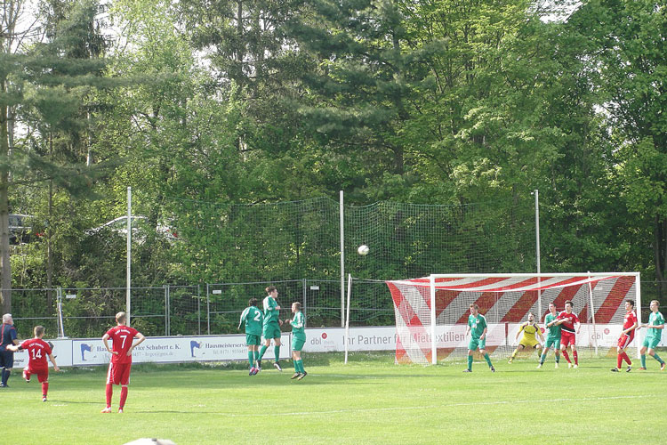 Das Duell zwischen dem FSV Stadeln II und dem ASV Veitsbronn/Siegelsdorf II wurde von einer schweren Verletzung überschattet. Am Ende siegten die Gäste mit 3:0. | Foto: E. Brunner
