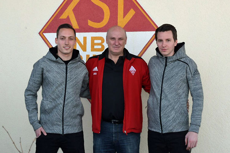 Jugendleiter Andreas Awerkow umrahmt von den beiden künftigen U19-Trainern Christopher Kraus (links) und Christopher Hofbauer (rechts). | Foto: fussballn.de