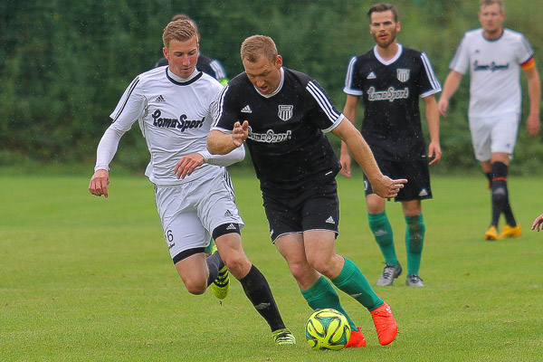 Hakija Hokula (in schwarz) - hier im Hinspiel - konnte auch im Rückspiel gegen Lucas Birkel (in weiß) und seinen ESV Flügelrad einnetzen. | Foto: fussballn.de