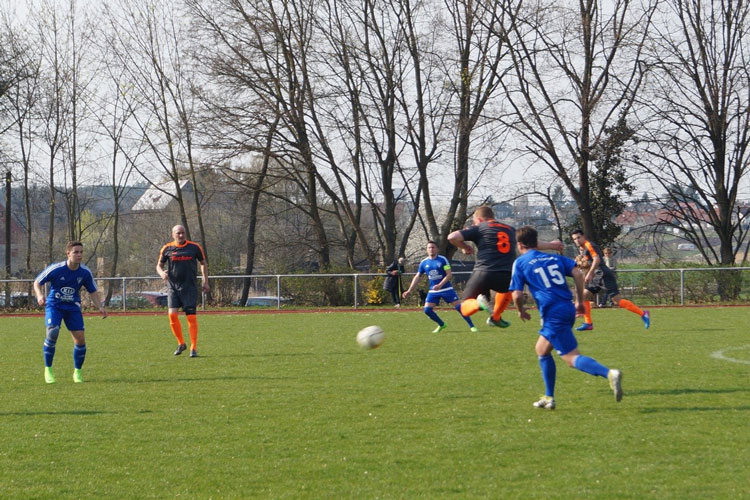 Ex-Altenberger Dominik Mayer (in schwarz, Nr. 8) zog auf dem ihm bestens bekannten Geläuf elegant die Strippen im Cadolzburger Spiel. | Foto: Tobi Schmid