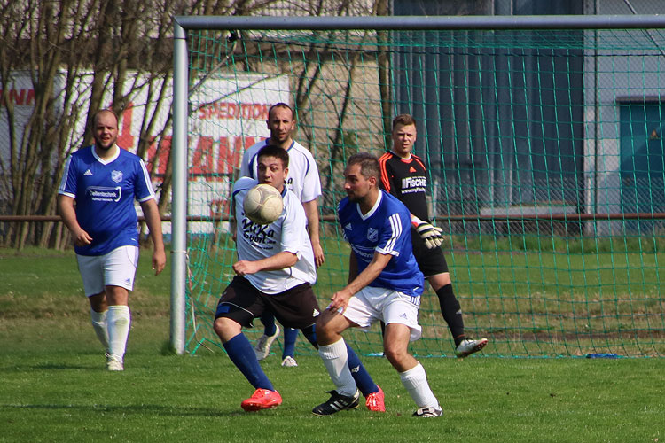 Daniel Birkner (in weiß, am Ball) hatte wie sein Bruder Marco einmal mehr großen Anteil am 7:0-Kantersieg gegen den TSV Ammerndorf. | Foto: Pierre König