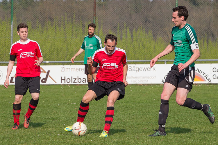 Der SV Großweismannsdorf um Spielertrainer Reinhardt Kusnyarik (am Ball) besiegte den SC Worzeldorf mit 3:0 und tauschte so mit der Richert-Truppe die Plätze. | Foto: Adrian Hummel