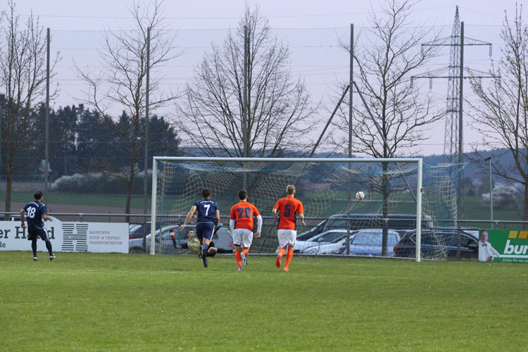 Selahattin Oktay (links) konnte zwischenzeitlich per Foulelfmeter auf 1:2 verkürzen. | Foto: fussballn.de