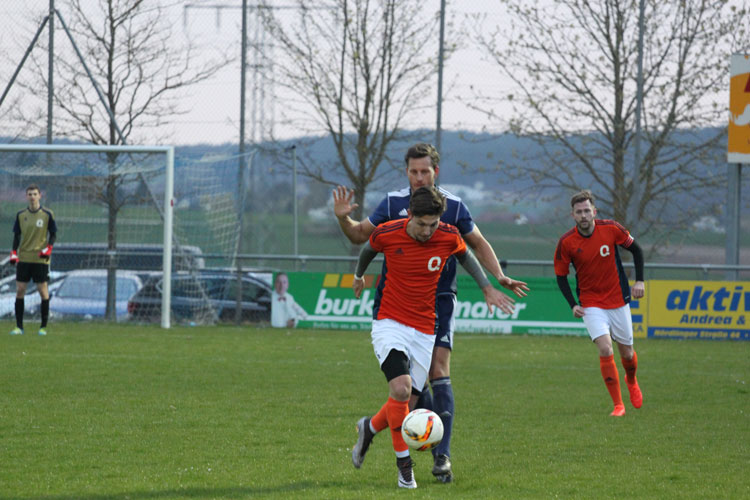 Die SG Quelle Fürth (in orange) um Nino Seiler feierte beim SC 04 Schwabach einen 6:1-Kantersieg im Nachholspiel. | Foto: fussballn.de