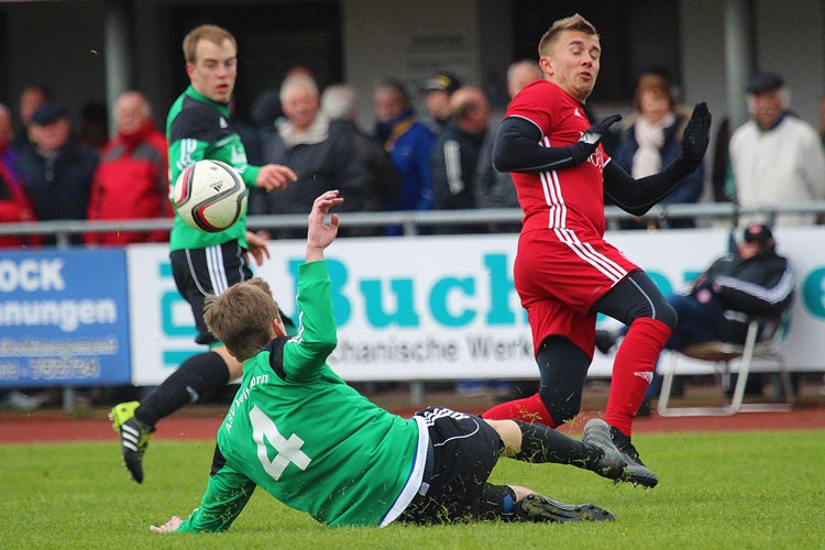 Auch der eingewechselte Artur Dutt (rechts, hier fair gestoppt von Veitsbronns Hausleithner) durfte sich in die Torschützenliste eintragen. | Foto: fussballn.de