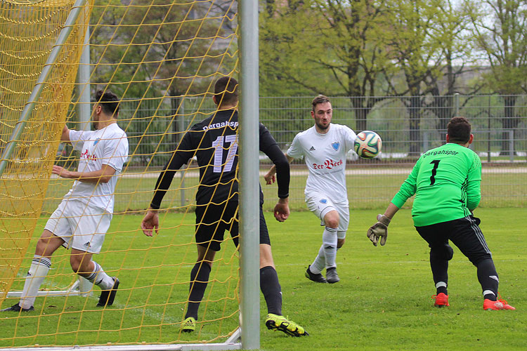 Bruck-Torjäger Oliver Seybold (2. v. r., hier beim 2:0) legte Dergah insgesamt drei Eier ins Nest. | Foto: fussballn.de