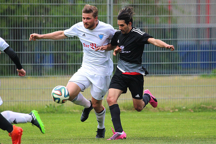 Die Angriffe der Brucker rollten auffällig oft über Rafael Hinrichs (in weiß), der von Dergah um Mustafa Jasarevic nur schwer zu halten war. | Foto: fussballn.de