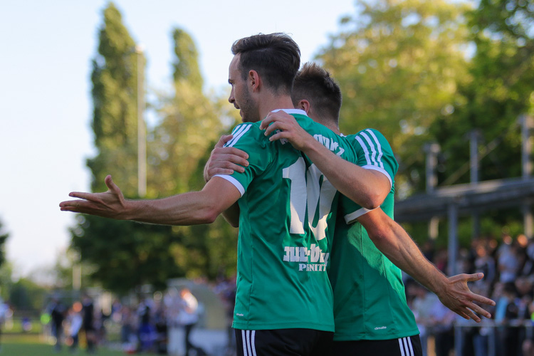 Doppelpacker Yannick Podgur (in grün, ASV Pegnitz) ließ sich für seine beiden Treffer gehörig feiern. | Foto: fussballn.de