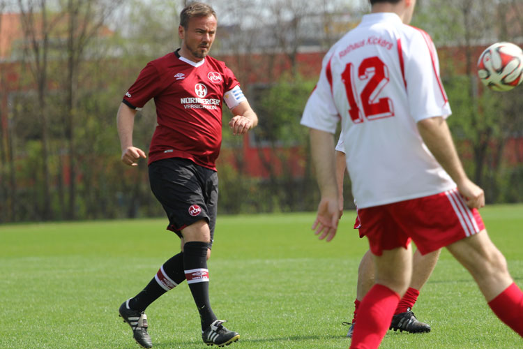 Thomas Ziemer erzielte mit einem Lupfer das frühe 1:0 für die Club-Altstars. | Foto: fussballn.de