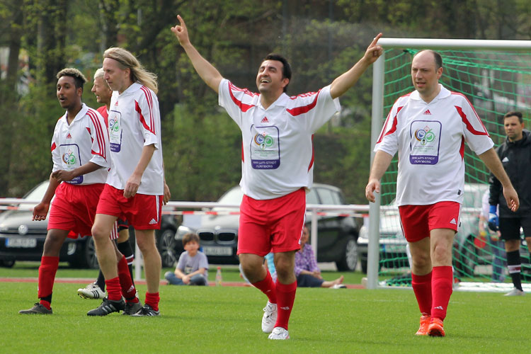 MdL Arif Tasdelen erzielte das zwischenzeitliche 1:6 aus Sicht der Rathaus-Kicker und jubelte ausgelassen. | Foto: fussballn.de