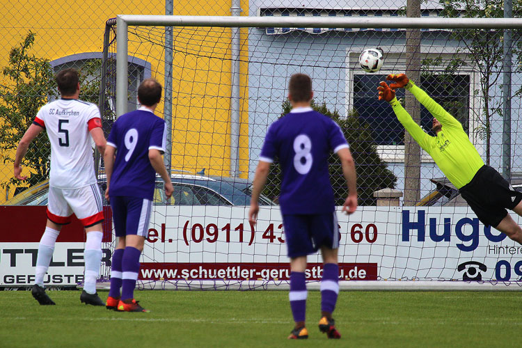 Vergeblich streckte sich Aufkirchen-Schlussmann Friedrich beim 1:0 von Sercan Celik. | Foto: fussballn.de