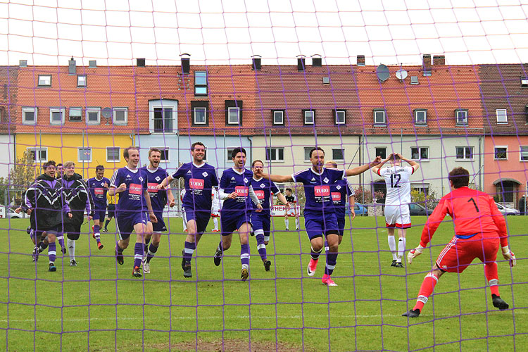Keine Grenzen kannte der Jubel nachdem der sensationelle Pokalsieg der DJK Falke in trockenen Tüchern war.| Foto: fussballn.de