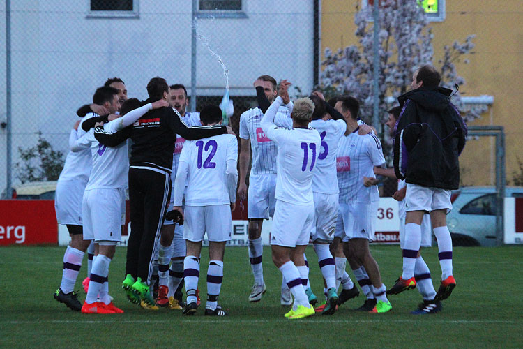 Standesgemäß fiel der Jubel nach Spielende bei der DJK Falke aus, die nun im Finale am 1. Mai Heimrecht genießt. | Foto: fussballn.de