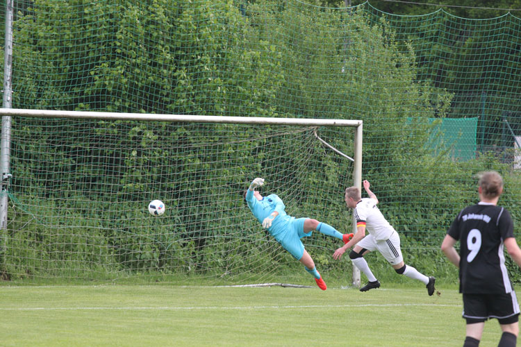 Hier trifft Marco Geist (in weiß) zum frühen 1:0-Führungstreffer für den ESV Flügelrad. | Foto: fussballn.de