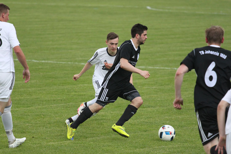 Im zweiten Durchgang konnte der TB Johannis 88 (in schwarz) zwischenzeitlich ausgleichen, verlor aber letztlich doch mit 2:3. | Foto: fussballn.de