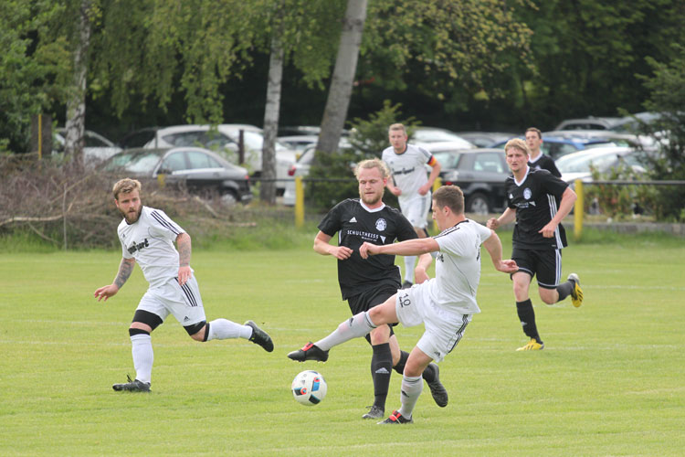 Der TB Johannis 88 (in schwarz) zeigte vor allem im ersten Durchgang eine ganz schwache Leistung und unterlag letztlich im Ligapokal-Finale dem ESV Flügelrad mit 2:3. | Foto: fussballn.de