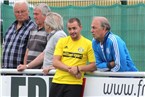 Der angeschlagene Alexander Fiterer (in gelb) im Gespräch mit Tröstau-Coach Robert Söllner.