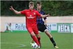 Sebastian Zecho verteidigt den Ball gegen Paul Schulze-Zachau.