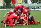 Der Haufen nach dem erlösenden 0:1. Baiersdorf feiert Stefan Lechner.
