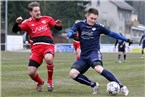 Erste Torchance: Martin Damrot (blau) zieht ab, Heiko Pfeifer kommt zu spät.