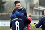 Obenauf: Martin Damrot feiert Torschütze Sebastian Schott (Nr. 8) nach dem Führungstreffer.