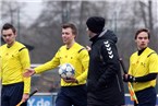 Im Brennpunkt: Schiedsrichter Torsten Wenzlik erklärt Hendrik Schrödel seine Sicht der Dinge.