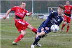 Sven Riese zieht ab - Niklas Hübler hat Glück, dass der Ball am Tor vorbeigeht.