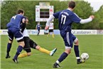 Entscheidende Szene: Martin Stübinger (Nr. 4) hält Lukas Komberec.