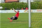 Keeper Sebastian Eck wählt beim Strafstoß das falsche Eck.